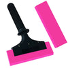 ممسحة ثقيلة سوداء ذات نصل مطاطي ومقبض طويل تستقر على سطح وردي.