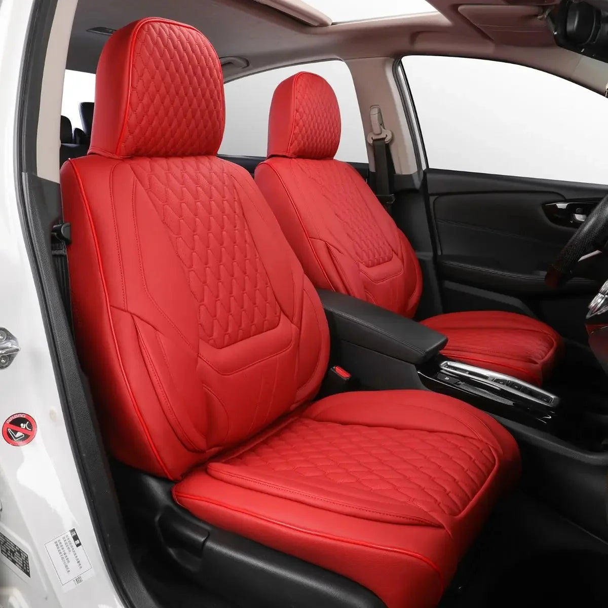 Fundas de cuero acolchado rojo para asiento de coche instaladas en el interior de un vehículo.