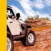 Roter Jeep zieht ein Fahrzeug und demonstriert ein Schwerlast-Schackle-Anhänger-Set für den Offroad-Retter.