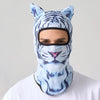 Una persona usando una máscara balaclava con cara de tigre azul y blanco.