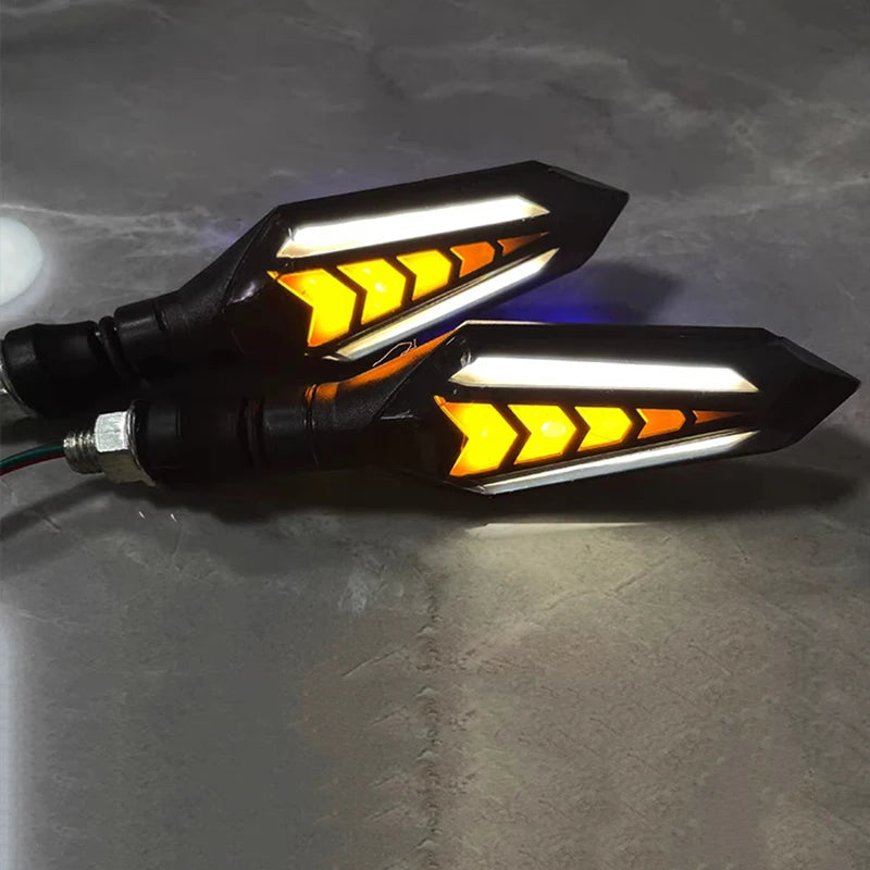 Ein Paar universelle Motorrad-LED-Blinker mit gelben Lichtmustern.