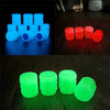 Un ensemble de bouchons de vannes lumineux bleus, rouges et verts.
