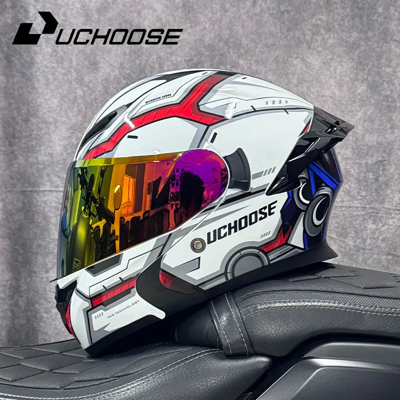 Casque de moto modulaire blanc et noir DOT avec visière teintée posé sur une surface en cuir noir.