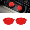 Un juego de dos posavasos de cristal con pedrería roja para vasos de coche.