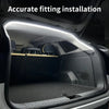 Gros plan de l'intérieur d'une voiture montrant une installation précise d'une bande lumineuse LED de coffre à haute luminosi