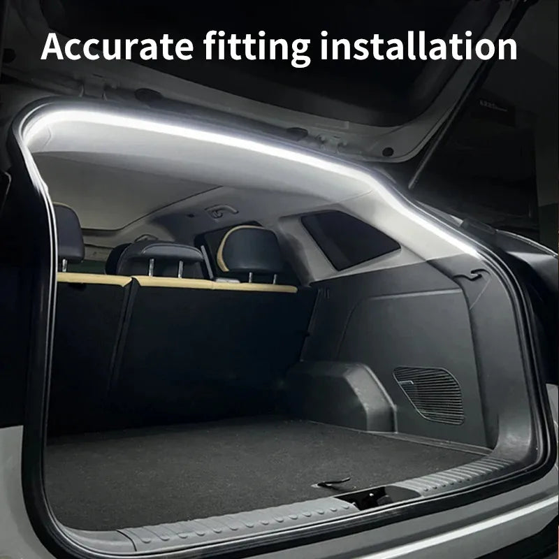 Gros plan de l'intérieur d'une voiture montrant une installation précise d'une bande lumineuse LED de coffre à haute luminosi