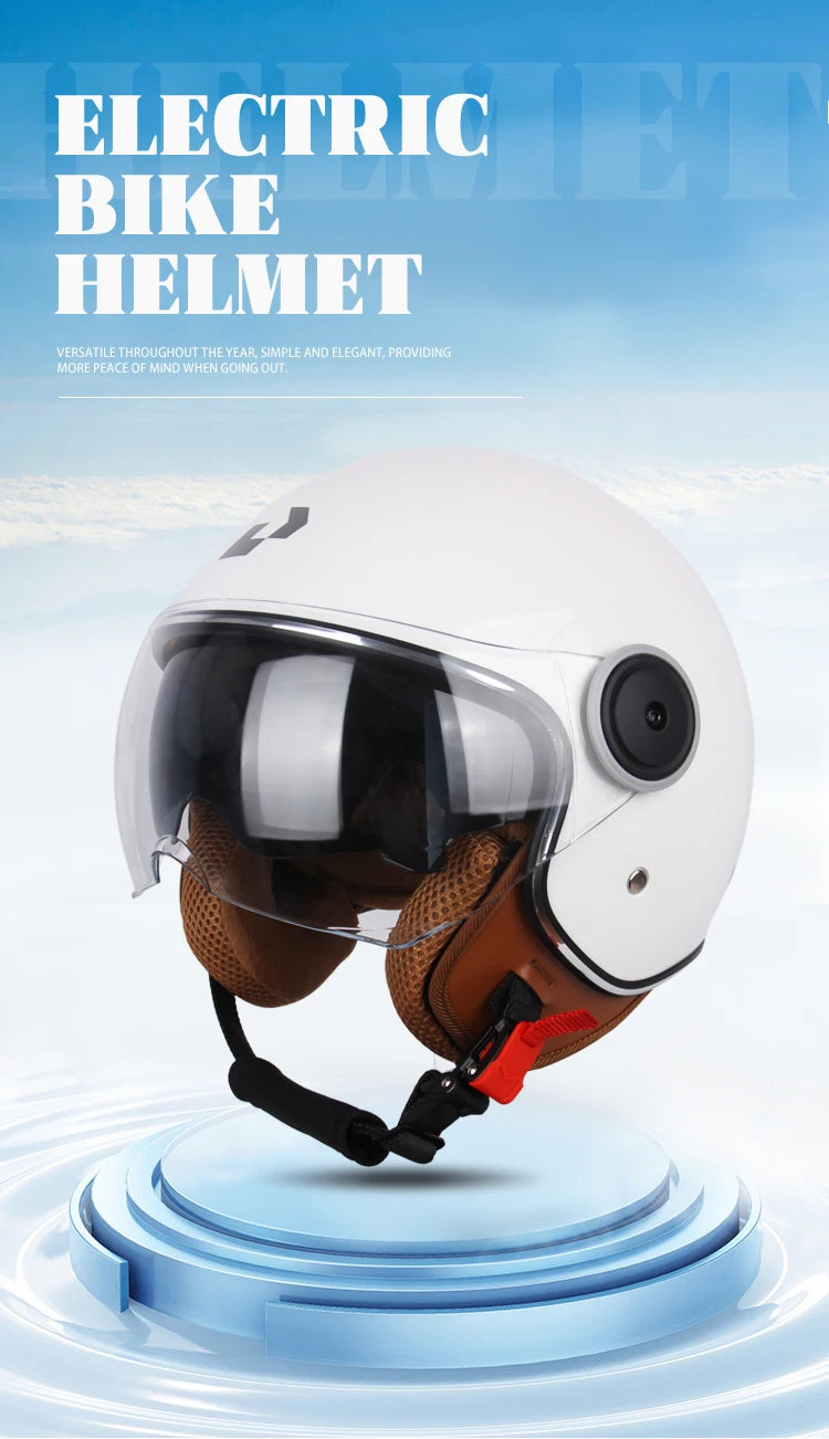 Ein weißes E-Bike-Helm wird von vorne gezeigt, auf einer hellblauen runden Plattform vor einem hellen Himmel.