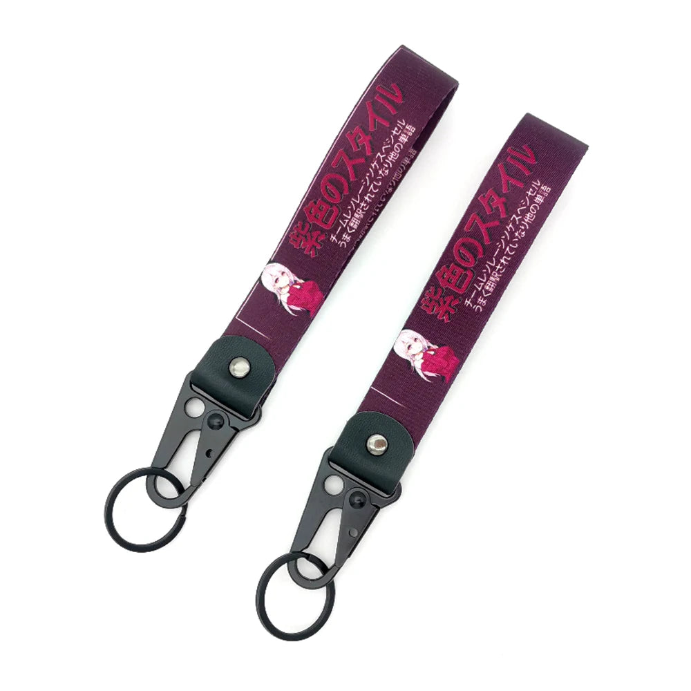 Dunklviolettes Lanyard mit wiederkehrendem Design von Anime-Charakteren und Text