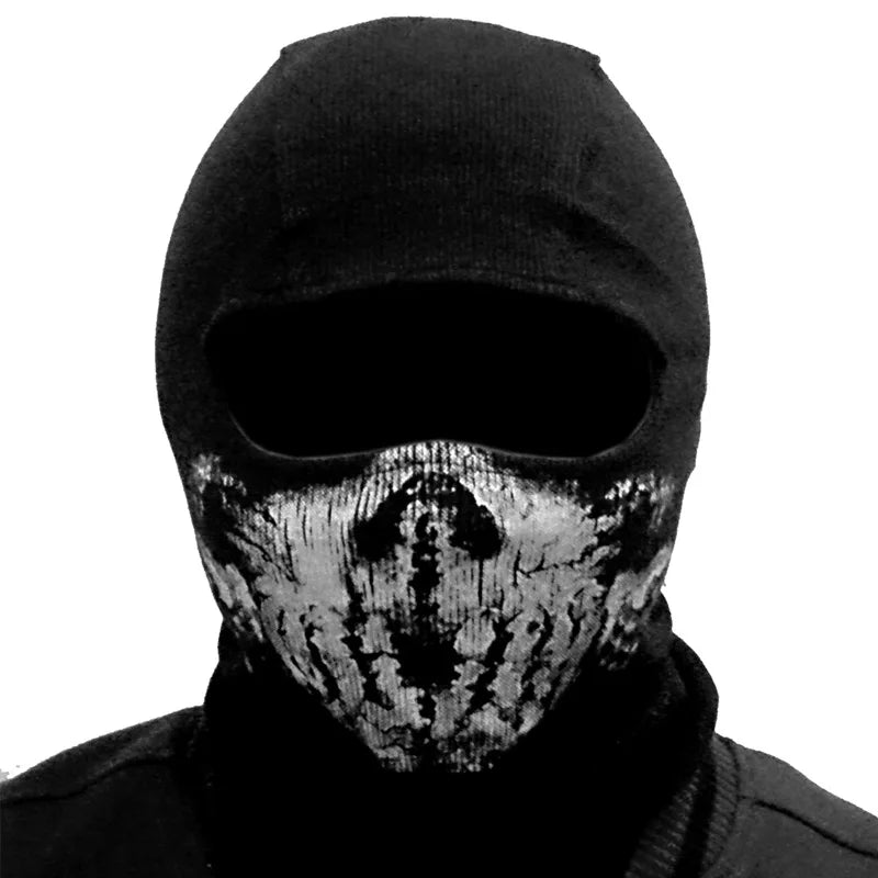 Máscara balaclava negra completa con un patrón blanco desgastado y agrietado.