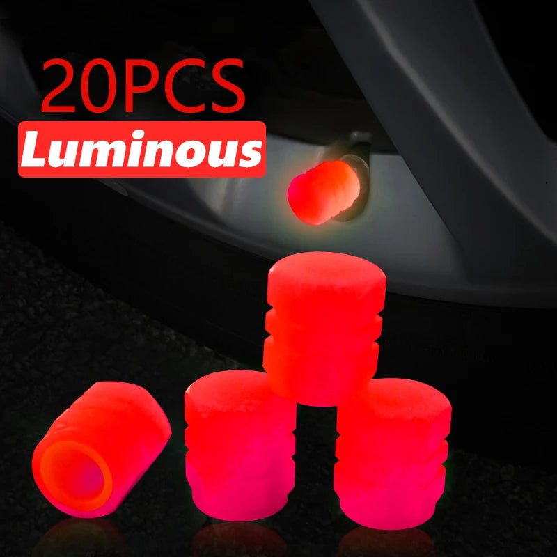 Vingt cache-tubes rouges lumineux et luisants posés sur une surface sombre.