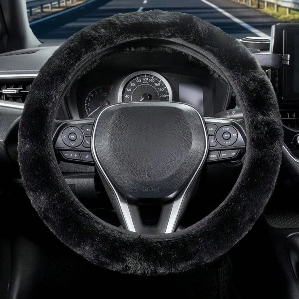 Vista cercana de una cubierta para volante de felpa negra para el volante de un coche.