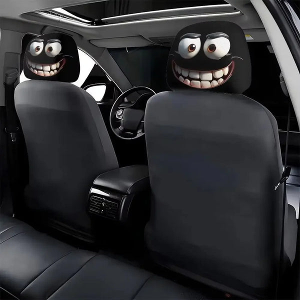 Dos fundas de reposacabezas para asientos de coche negras con caras sonrientes decorativas instaladas en el interior de un ve