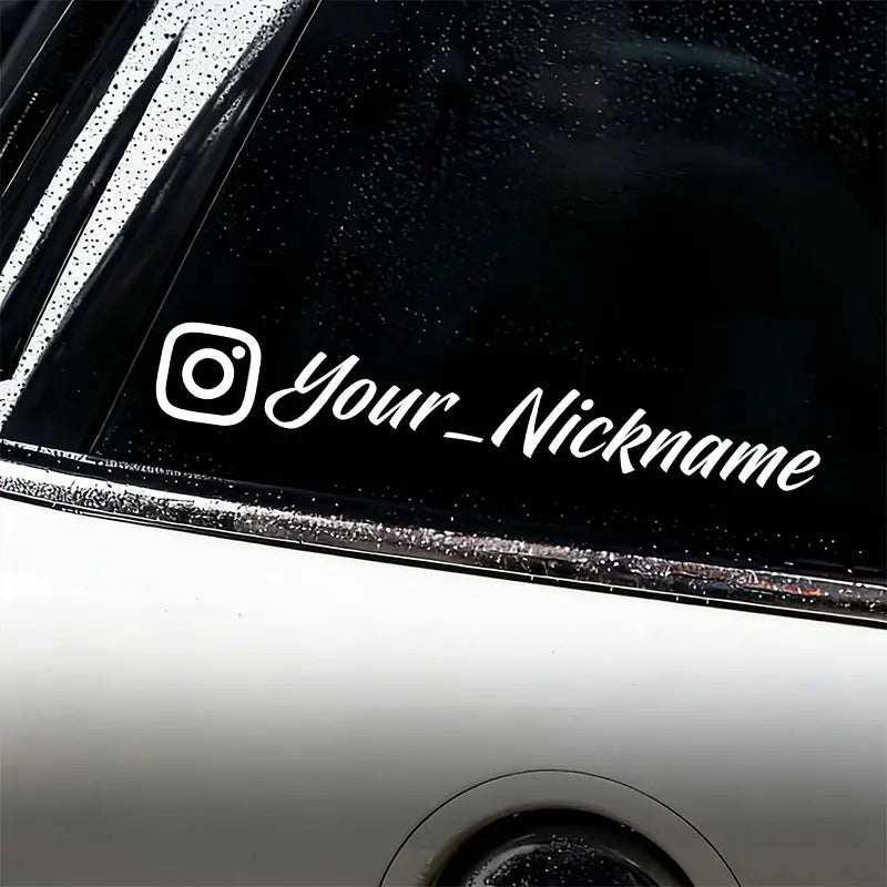 Primer plano de la ventana de un coche negro con un logo de Instagram blanco y el texto Your_Nickname.
