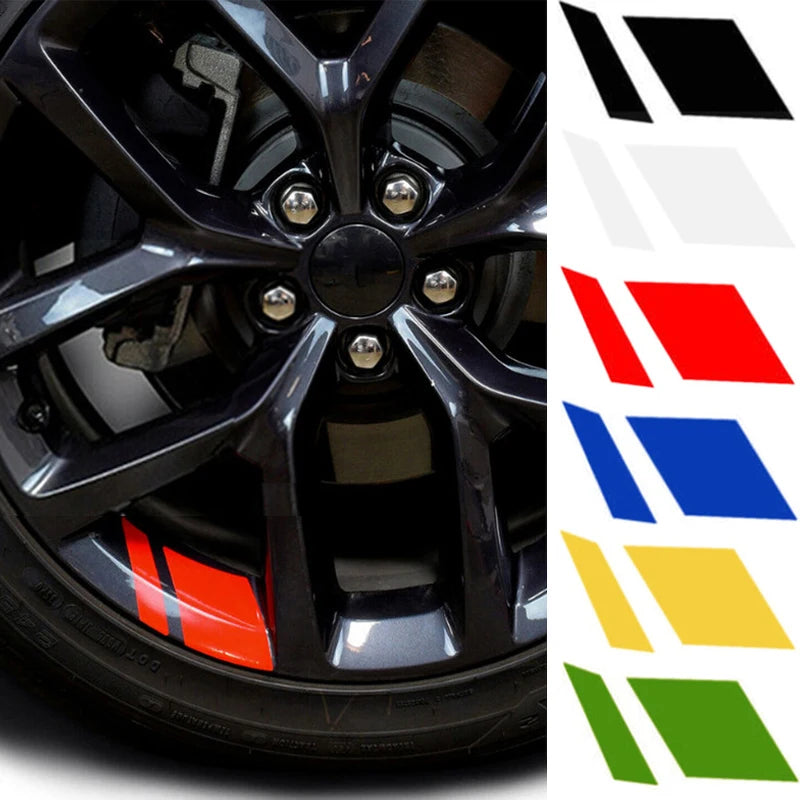 Primer plano de un cubo de rueda automotriz negro con varios adhesivos reflectantes aplicados.