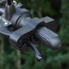 Gros plan sur le mécanisme de verrouillage des poignées d'une moto et d'un ATV noir et durable.