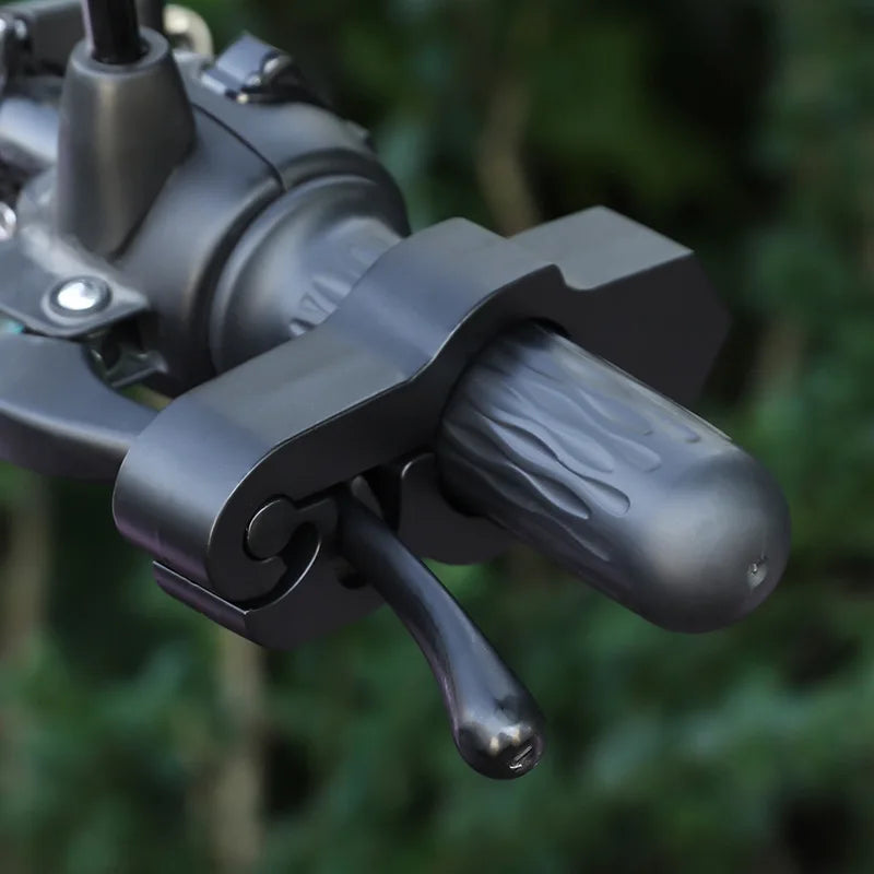 Gros plan sur le mécanisme de verrouillage des poignées d'une moto et d'un ATV noir et durable.
