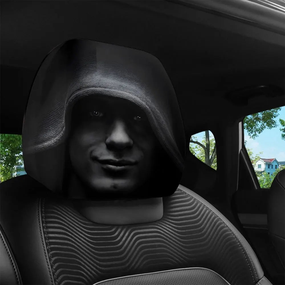 Eine Person mit schwarzem Kapuzenmantel ist im Fahrersitz eines Autos zu sehen.