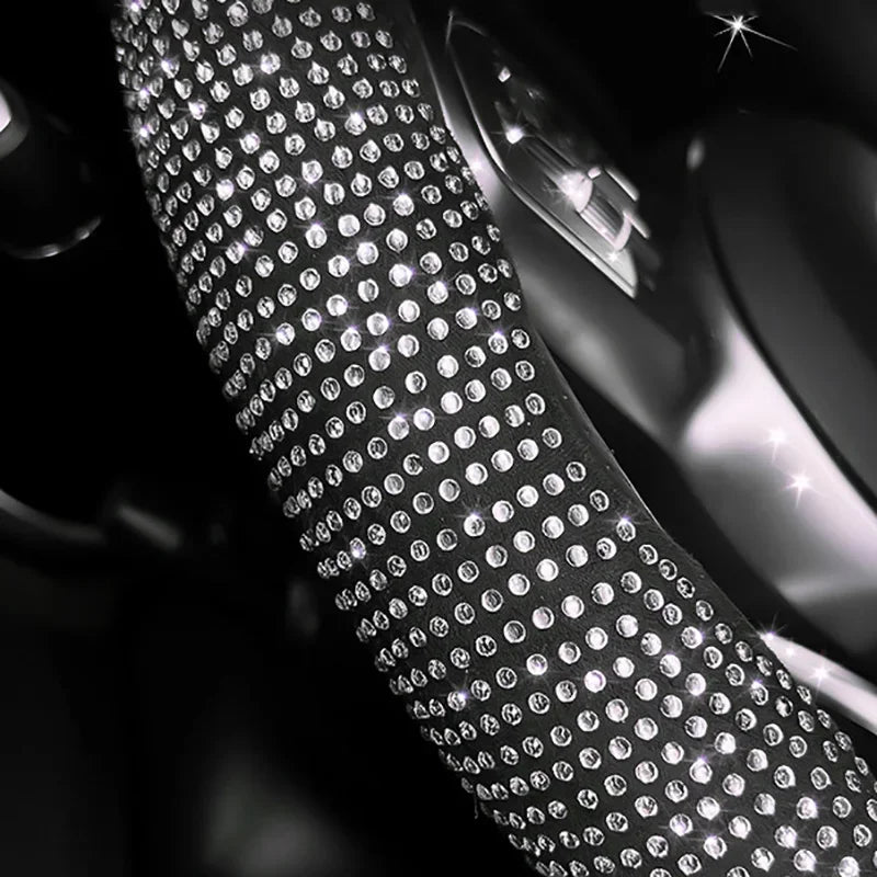 Gros plan d'une housse de volant incrustée de diamants avec des embellissements scintillants.