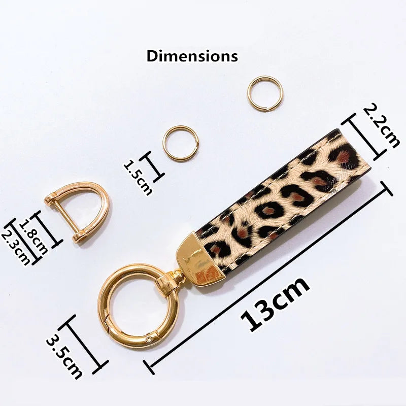 Llavero de cuero con estampado de serpiente leopardo y aro dorado, con varias medidas.