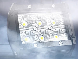 Vue rapprochée d'un pack de quatre barres lumineuses LED à haute intensité et brillantes.