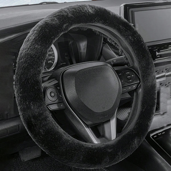 Vista cercana de una cubierta de volante de felpa negra para invierno dentro de un coche.