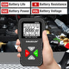 Une main tient un testeur de batterie numérique noir affichant les informations et les résultats du test.