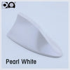Antenne de voiture universelle en forme de nageoire de requin blanche, au design courbé et lisse.