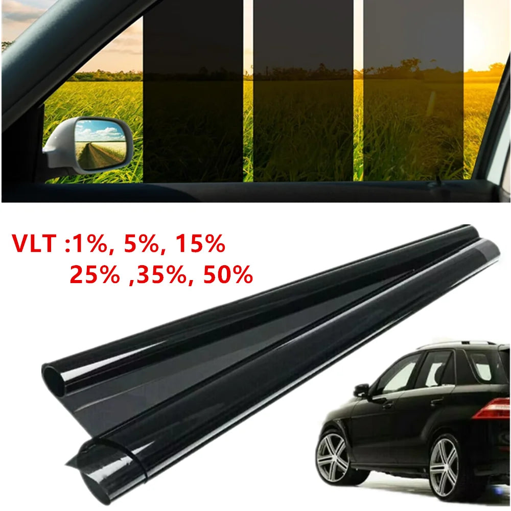 Ein Roll professioneller Fentfilm neben einer Innenansicht eines Autos und einer Außenlandschaft.