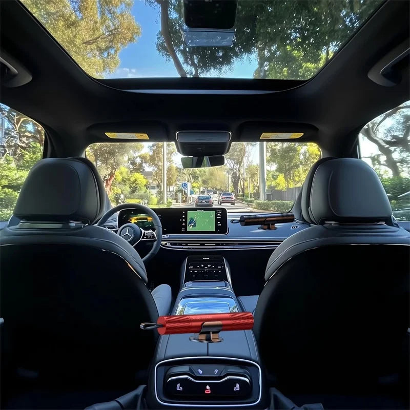 Innenansicht eines Autos mit Frontsitzen, Armaturenbrett und Lenkrad