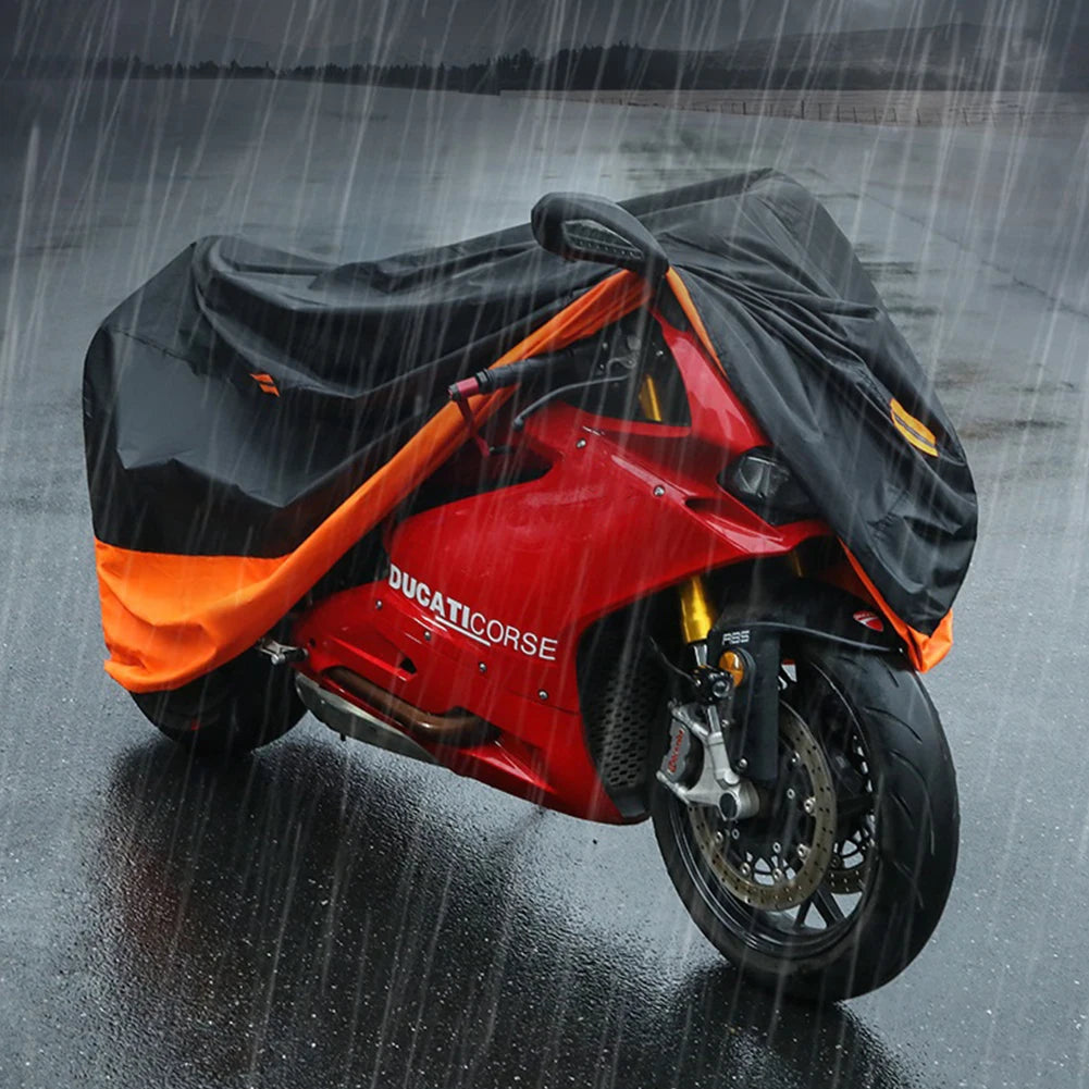 Ein rotes Motorrad mit einer orangefarbenen Schutzabdeckung wird im Regen gezeigt.