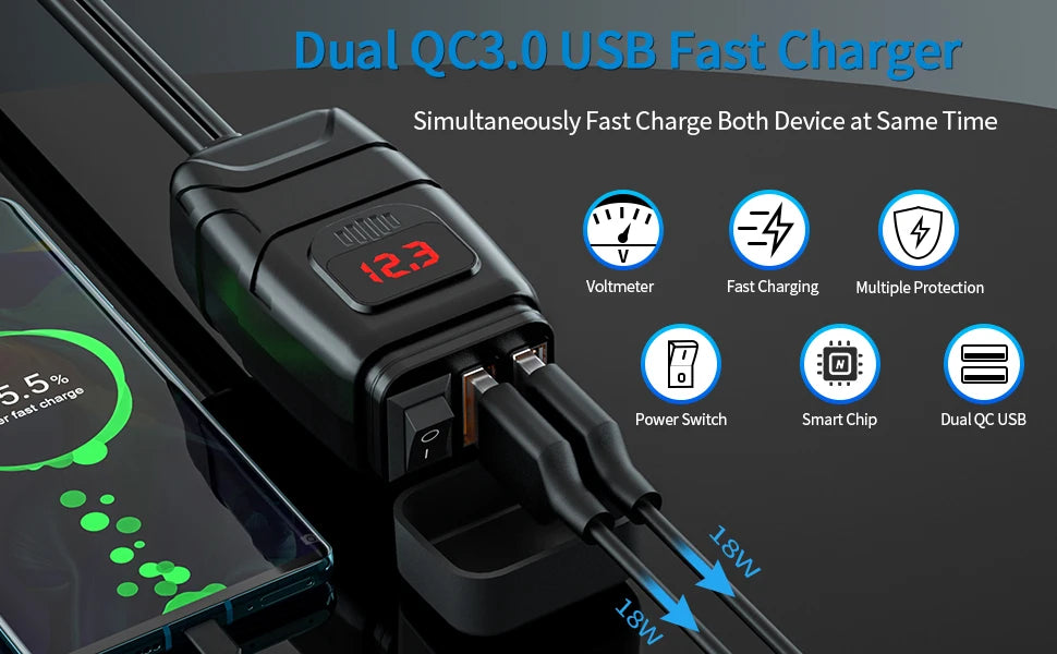 محول شاحن فائق السرعة USB Dual QC3.0 موصول بجهاز، يعرض الجهد والطاقة.