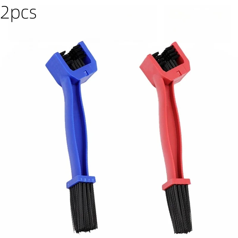 Un par de cepillos limpiadores de cadena para motocicleta resistentes en azul y rojo.
