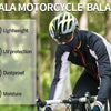 Eine Person mit schwarzer und weißer Balaclava-Motorradmaske wird im Freien gezeigt.