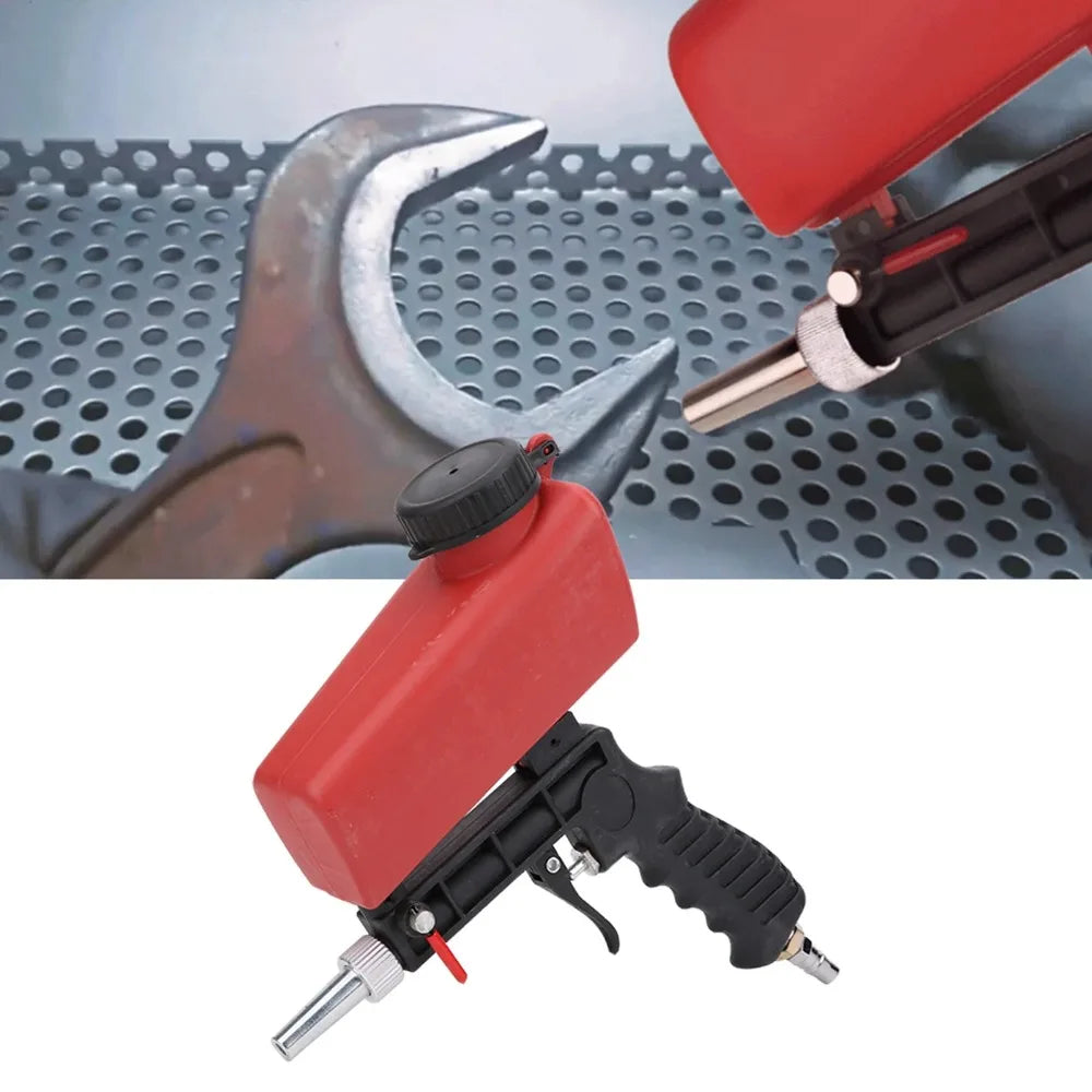 Rote, robuste, verstellbare pneumatische Sandstrahlpistole mit Düse und Abzug gegen perforierte Metalloberfläche.