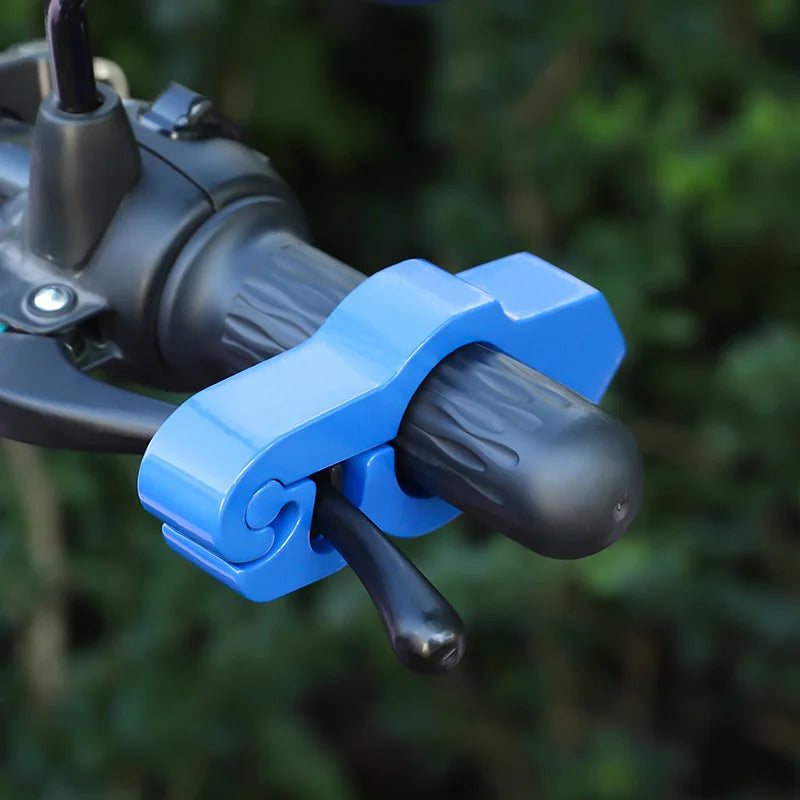 Verrou de guidon bleu et durable pour moto ou ATV, fixé à une poignée noire.