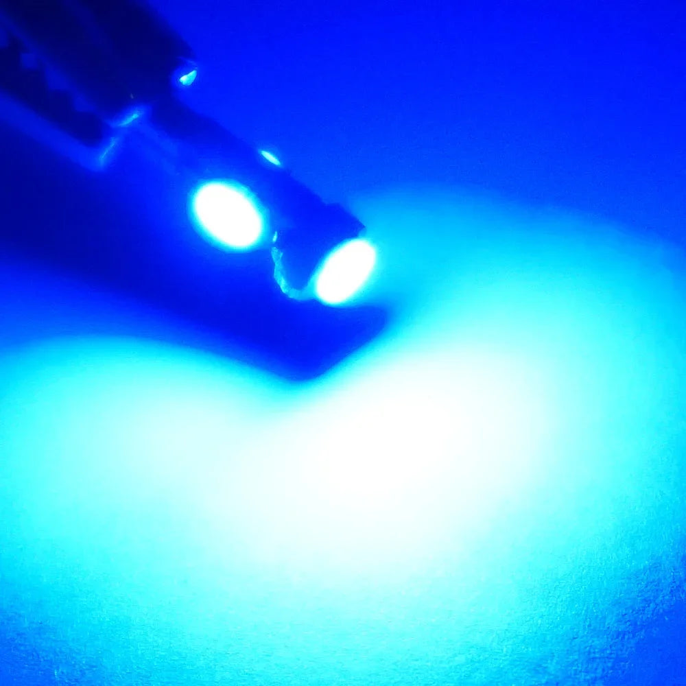 لقطة مقربة للوحة أجهزة T5 ومصابيح LED تضيء منطقة زرقاء ساطعة.