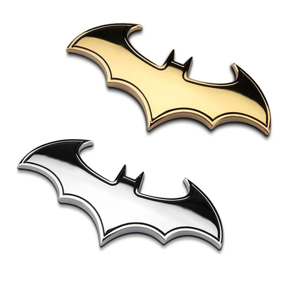 Ein Paar 3D-Metall-Fledermaus-Aufkleber oder Abzeichen, eines goldfarben und eines silberfarben.