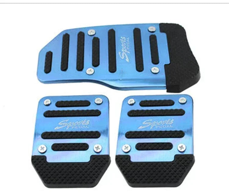 Un ensemble de protections de pédales sport bleues et noires pour voitures manuelles.
