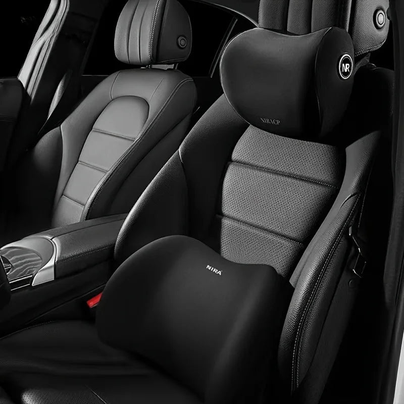 Schwarzes ergonomisches Memory-Schaum-Auto-Sitzkissen in Innenraum eines Fahrzeugs.