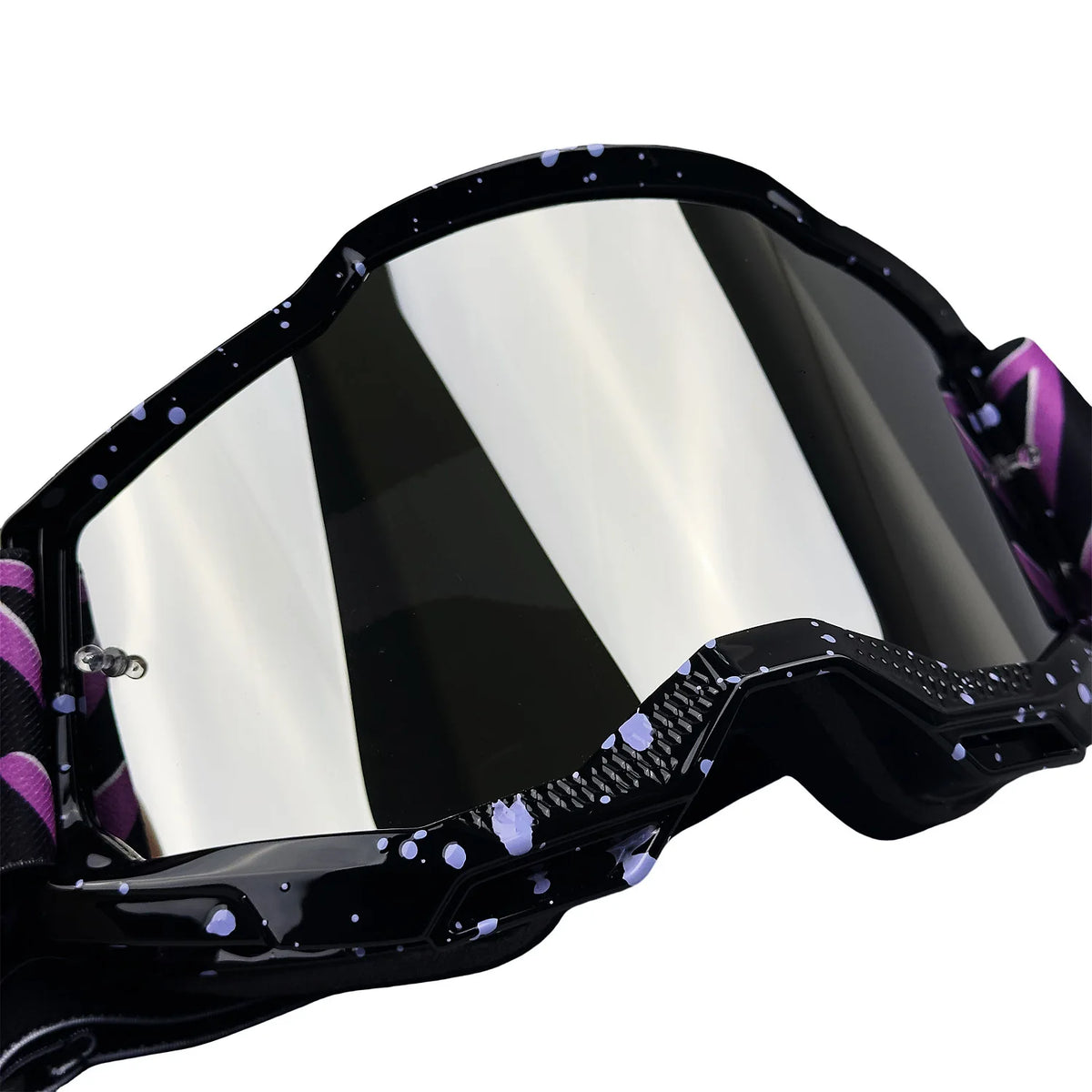 Ein Paar schwarze Fahrrad- und Skygoggles mit lila Akzenten und reflektierender Linse.