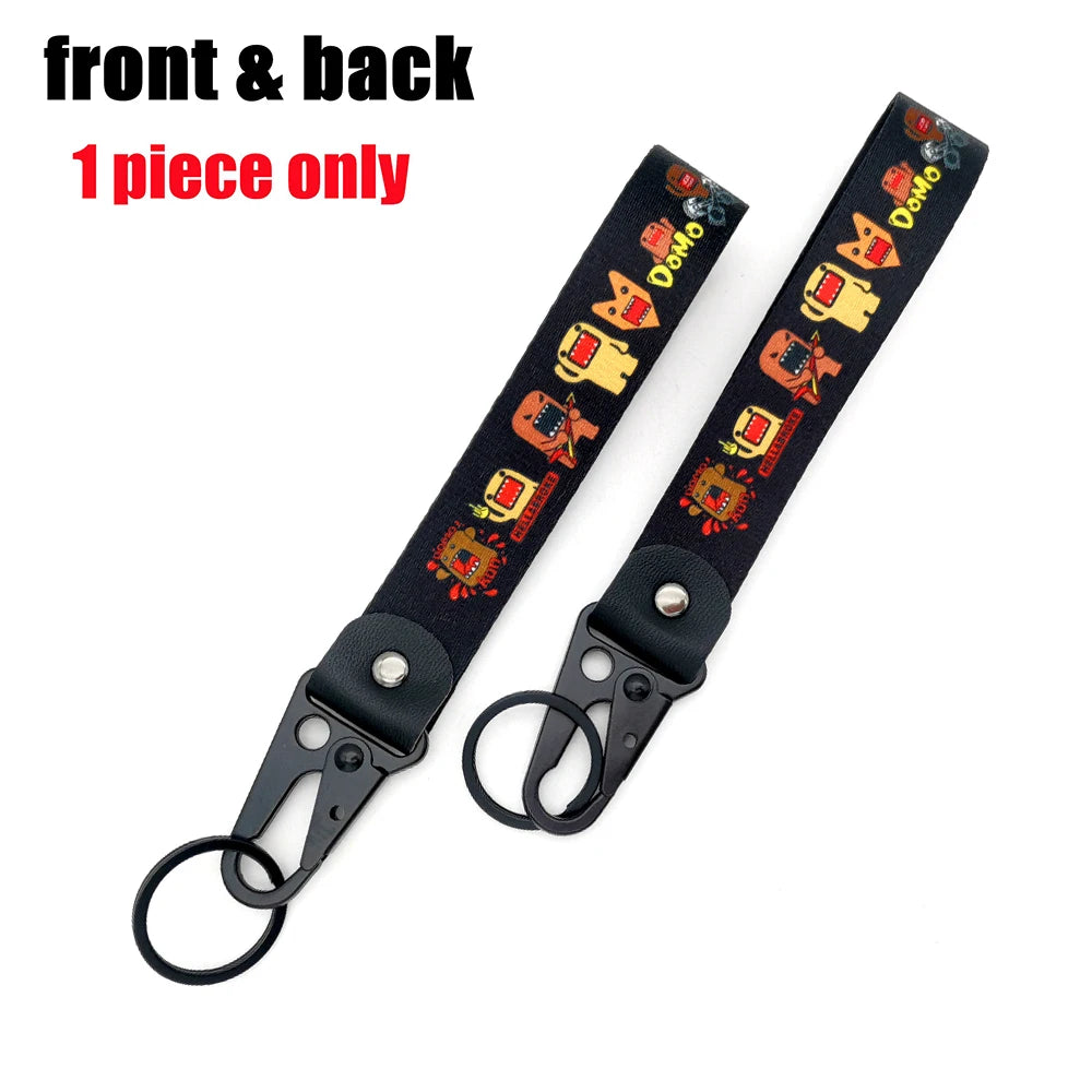 Schwarzer Lanyard mit wiederkehrendem Muster aus gelben Anime-Autos und einer Metallklemme als Schlüsselanhänger.