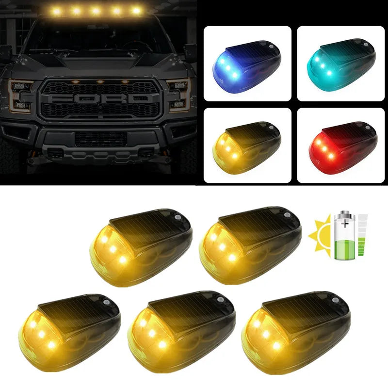 Eine Sammlung von solarbetriebenen RGB-Stroboscheinwerfern für Fahrzeuge in verschiedenen Farben und Winkeln.