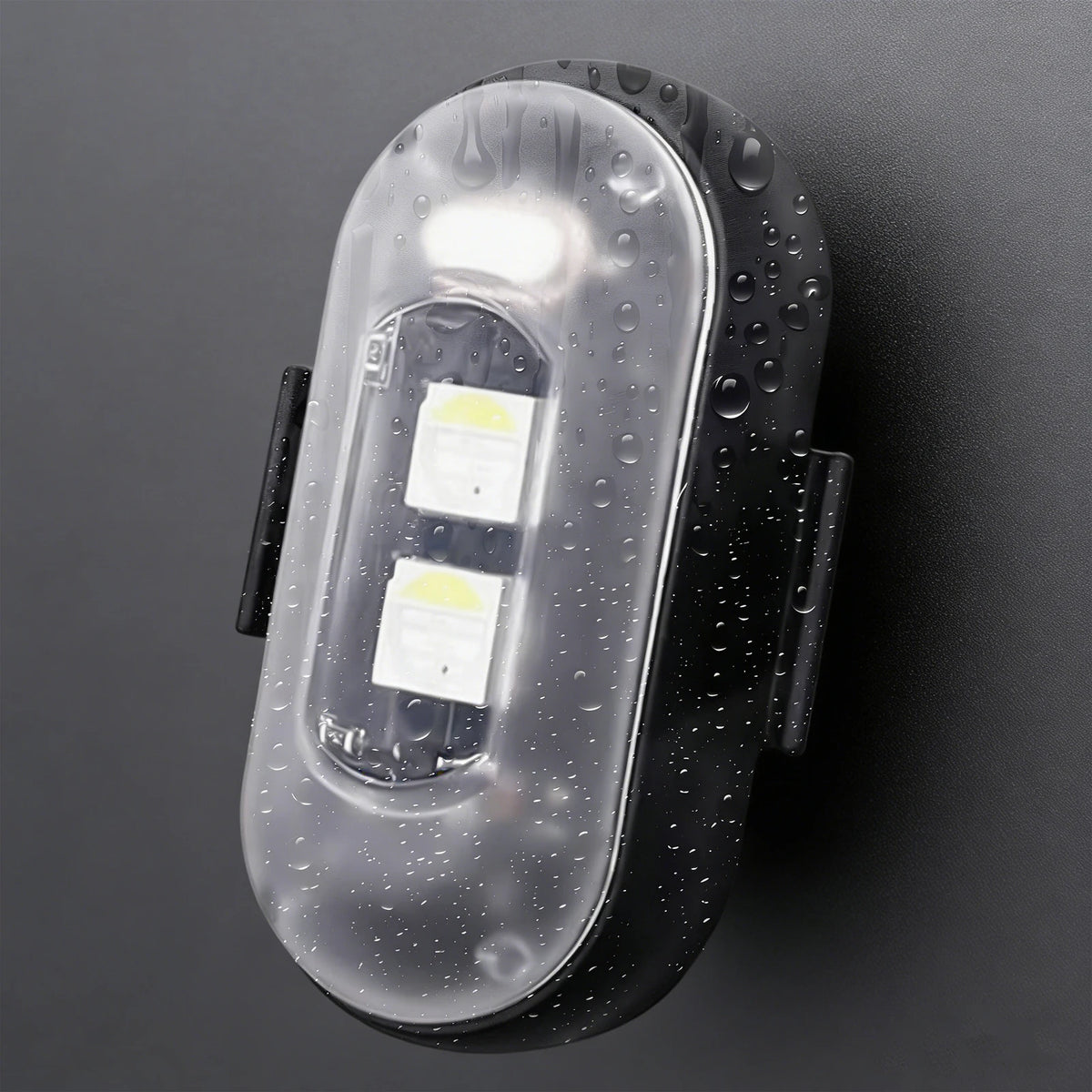 Klares, oval geformtes LED-Stroboskopgerät mit mehreren Lichtern und schwarzem Gehäuse.