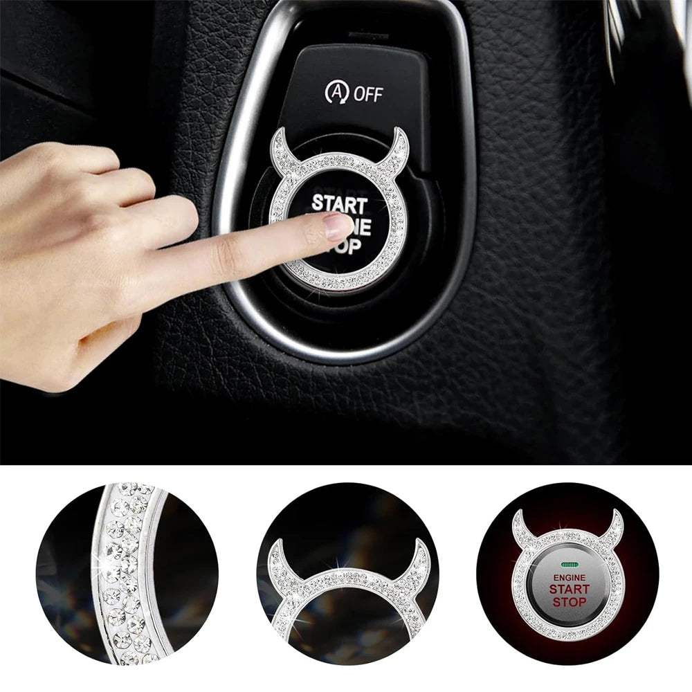 Primer plano de un tapón de ignición brillante con pedrería en un coche, mostrando el mecanismo de arranque/parada.