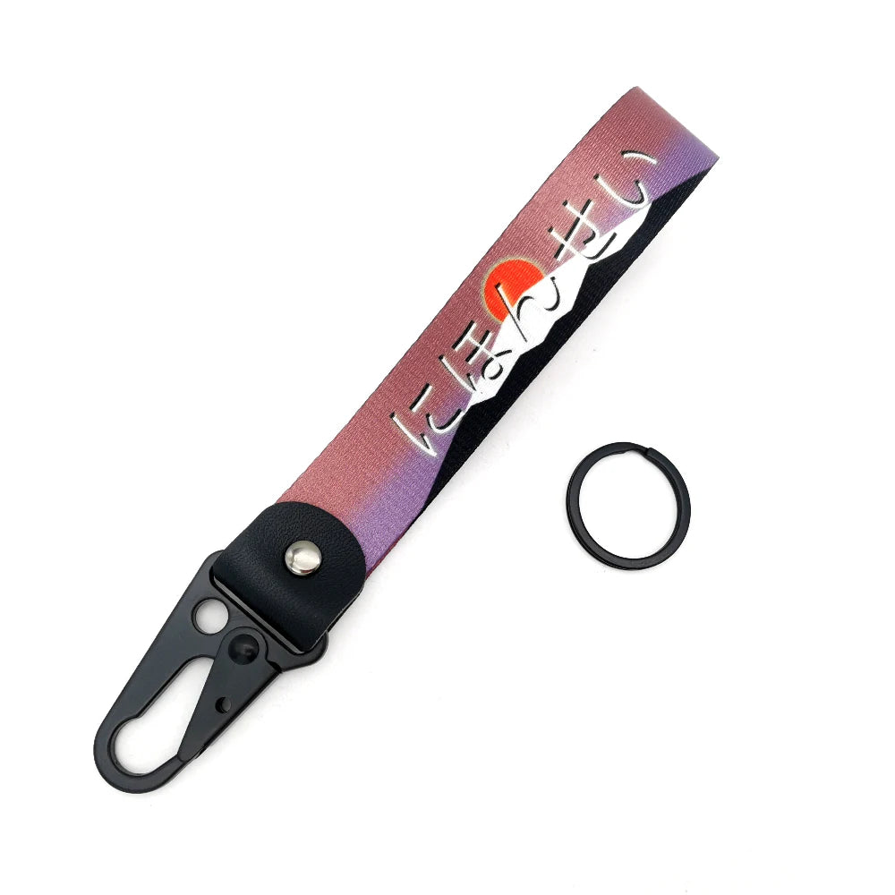 Rosa und lila Lanyard mit japanischer Schrift und runder Schlüsselring.