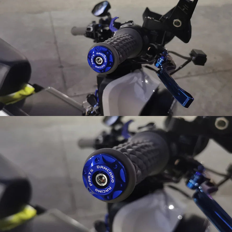 Primer plano de empuñaduras de contrapeso de manillar de metal CNC azules con mangos texturizados negros montados en una moto