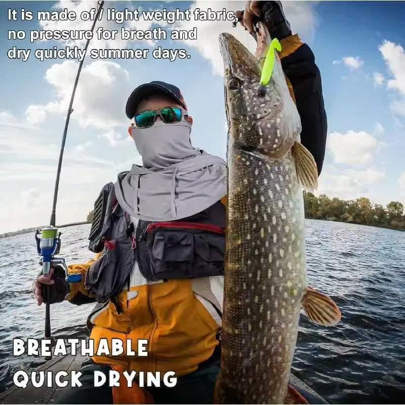 Une personne tient un grand poisson, démontrant la nature respirante et sèche rapidement d'un masque facial pour les activité