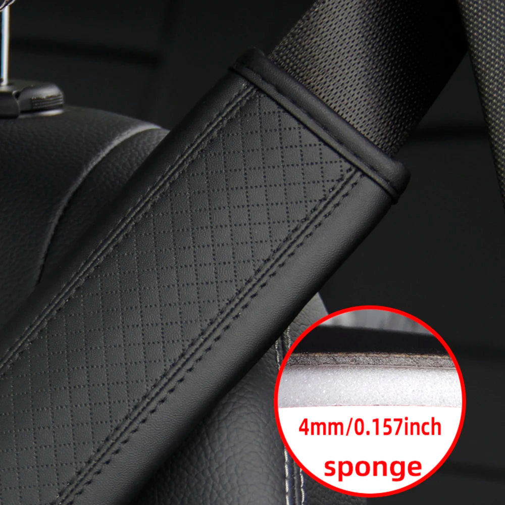 Gros plan d'une housse de ceinture de sécurité pour siège de voiture en cuir PU noir, avec un rembourrage en éponge.
