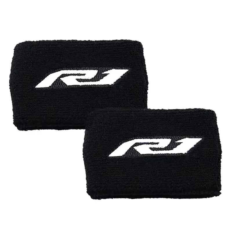 Cache noir en néoprène pour réservoir de liquide de frein de moto, avec un logo R1 blanc.