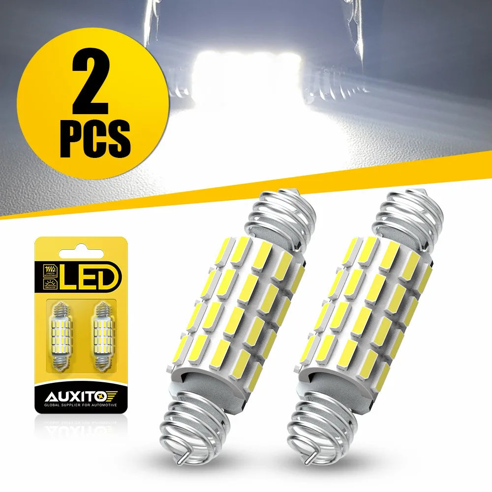 Zwei helle LED-Lichterketten in einer Kartonhülle vor grauem Hintergrund.
